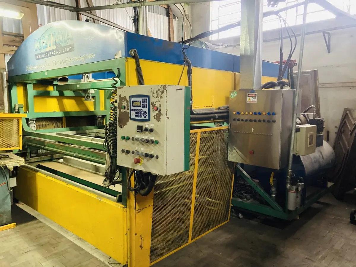 LOTE 047 - Máquina de vacum Forming (está garan real Sicred)