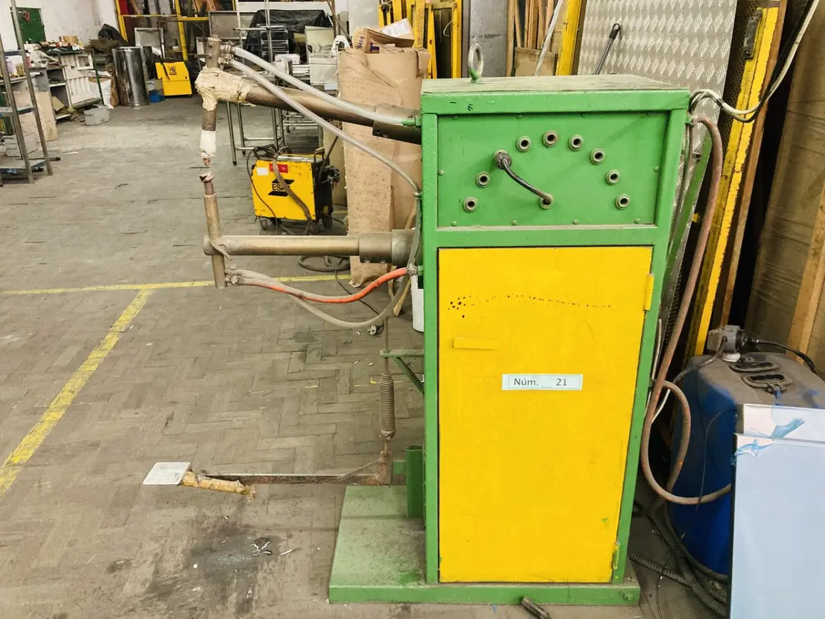 LOTE 021 - Ponteadeira