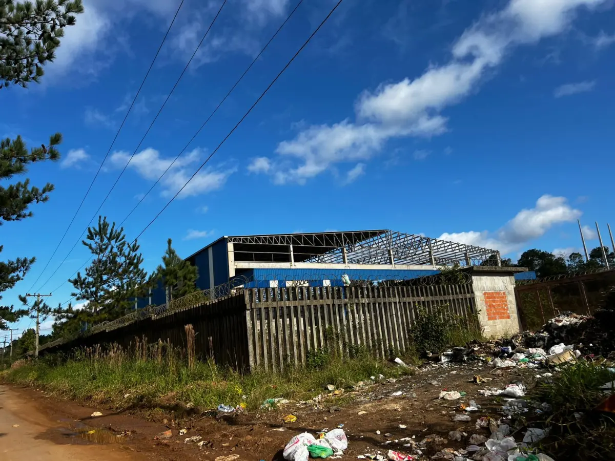 LOTE 002 - Pavilhão industrial na cidade de Alvorada, terreno com a área de 24.284,50m2, constituído dos lotes números 1 ao 8 da Qua-dra A, formada pela Estrada Candido Pinheiro de Barcelos