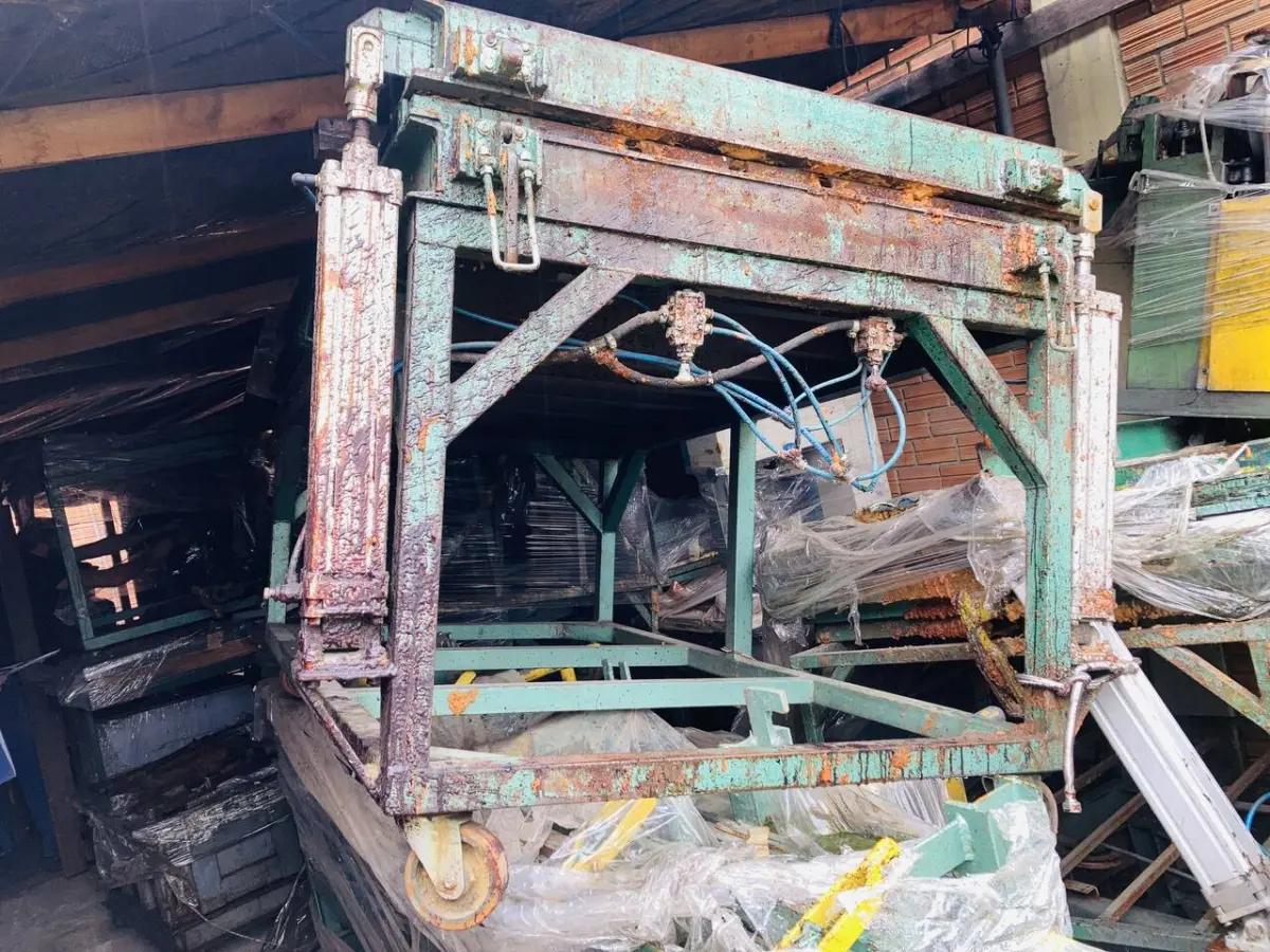 LOTE 079 - Máq. de molde Pneum. - frentes