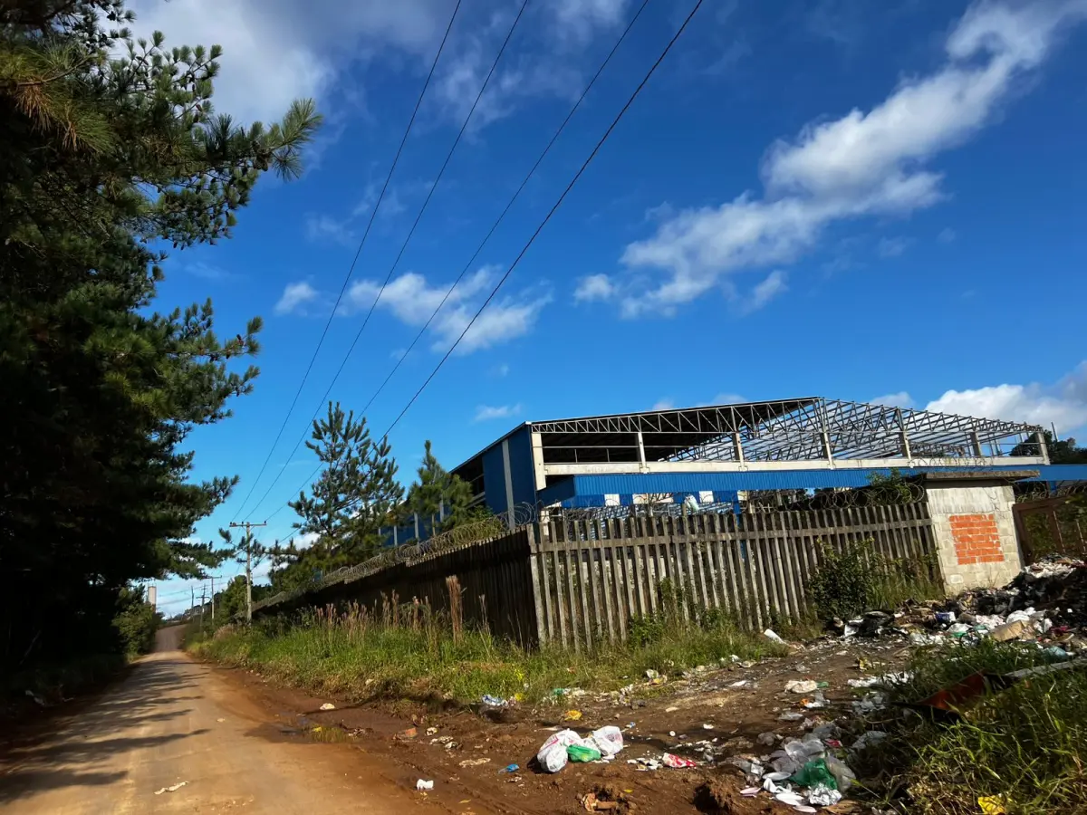 LOTE 002 - Pavilhão industrial na cidade de Alvorada, terreno com a área de 24.284,50m2, constituído dos lotes números 1 ao 8 da Qua-dra A, formada pela Estrada Candido Pinheiro de Barcelos