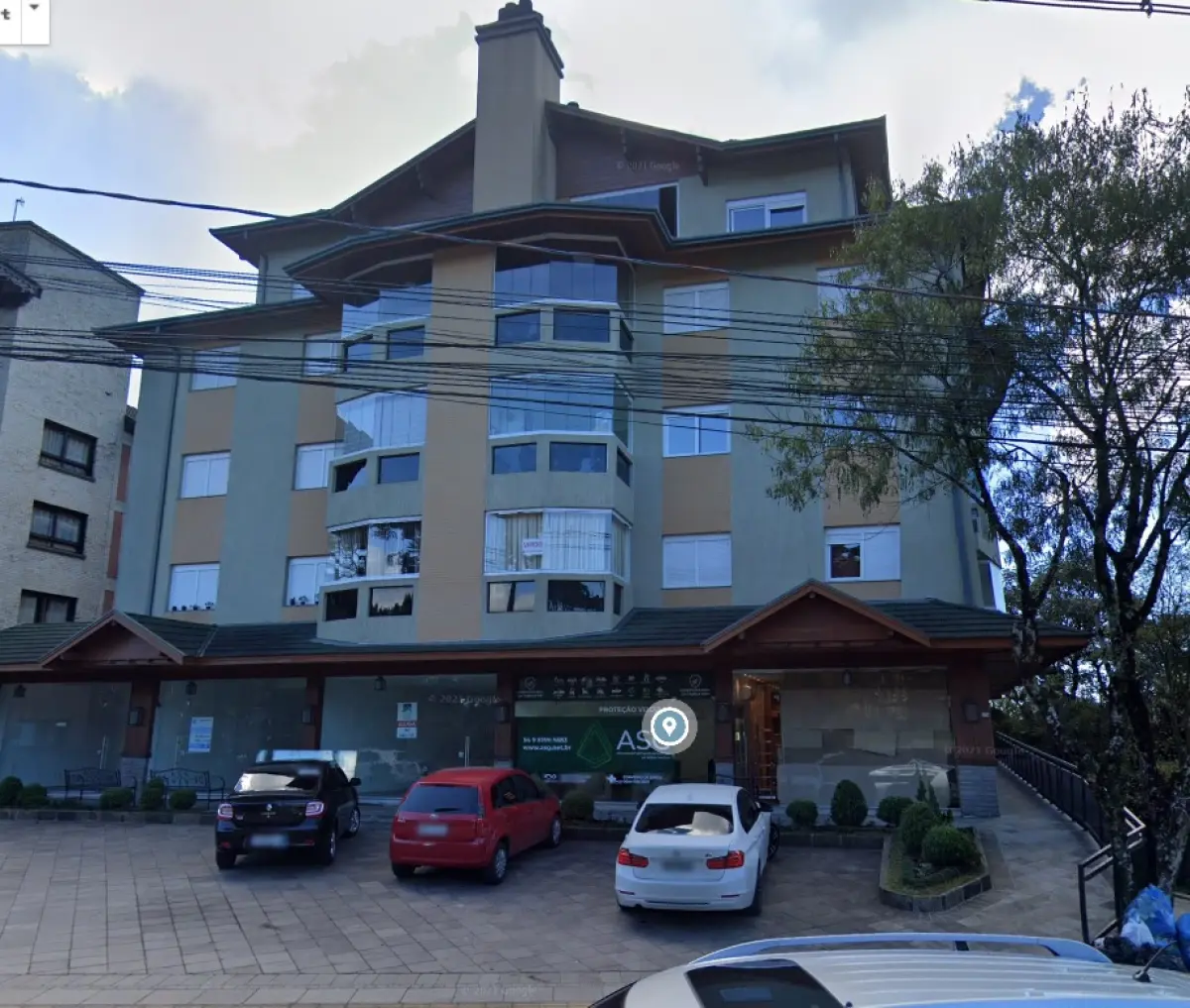 LOTE 012 - 1/3 sobre o box de vaga de garagem, sob numeração 100, do Edifício Residencial e Comercial Belluno Boulevard, na avenida Osvaldo Aranha, número 570, situado na cidade de Canela/RS