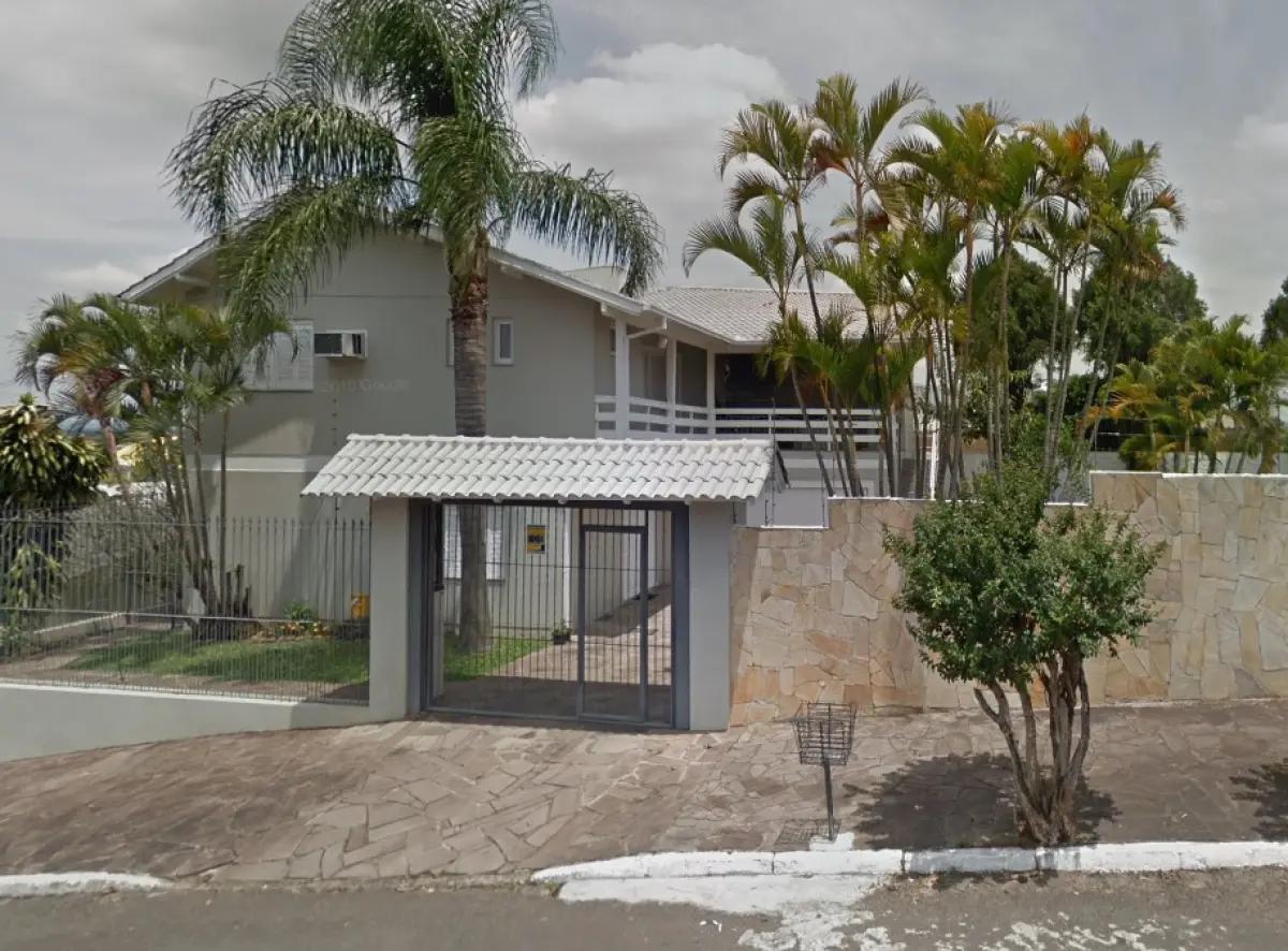 LOTE 018 - O imóvel na Rua Minuano nº 880, sendo um terreno com um prédio residencial, em alvenaria, sob a numeração 880, com o respectivo terreno situado no bairro Liberdade