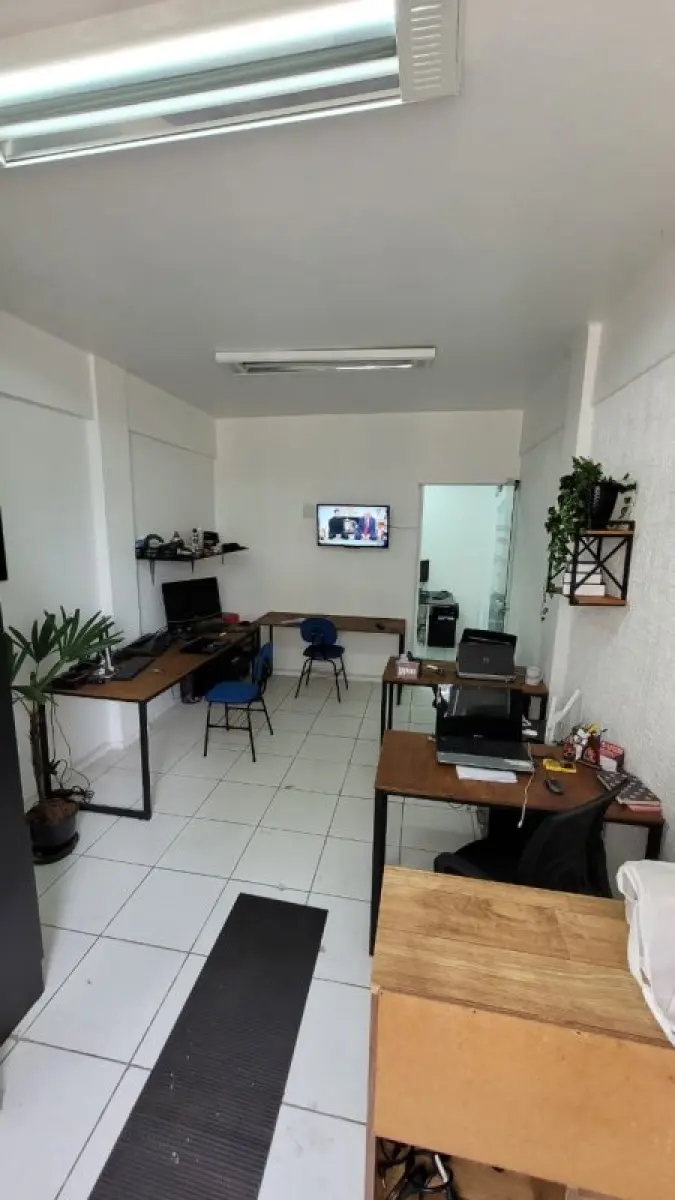 LOTE 000 - O imóvel nº 2.121, do Edifício Galeria Nossa Senhora do Rosário, localizado na Rua Vigário José Inácio, nº 371, e pela Rua Marechal Floriano o nº 38 com a área total de 31,51m², e área própria de 23,76m²