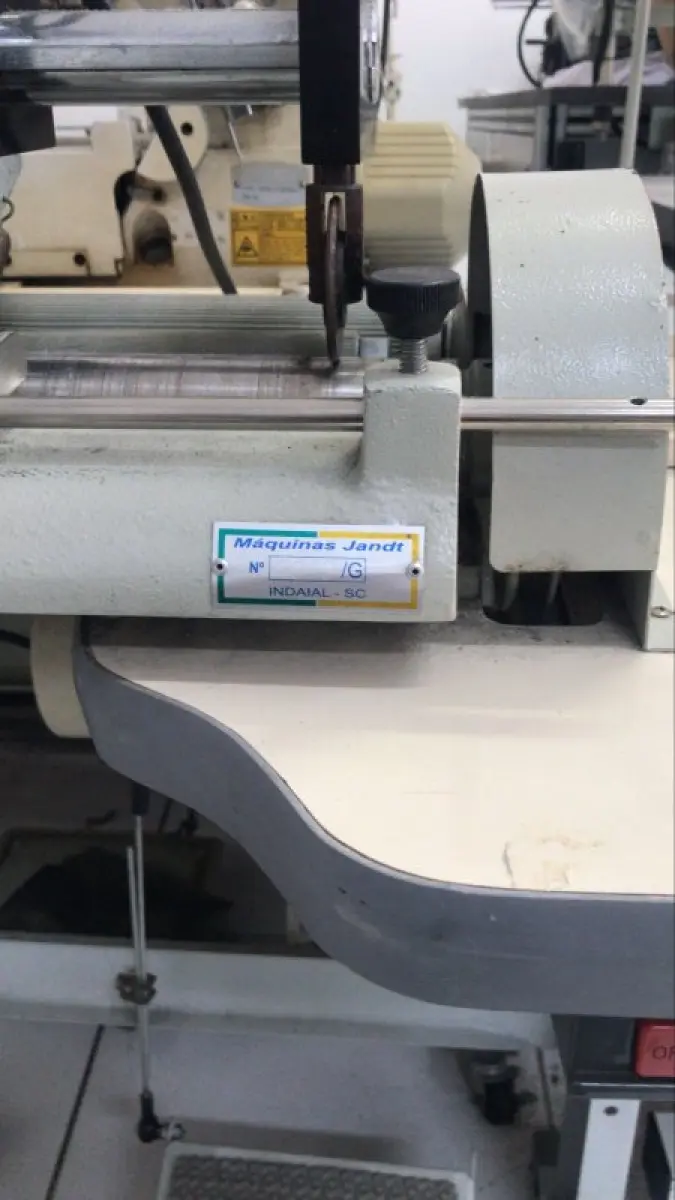 LOTE 000 - Maquinas de costura e gaiolas