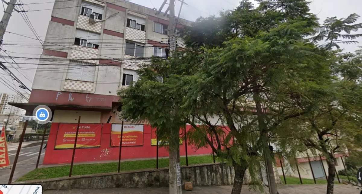 LOTE 000 - 	Um prédio de esquina, situado na Avenida Bento Gonçalves, nº 1820 e 1828, na esquina com a R. Veríssimo Rosa