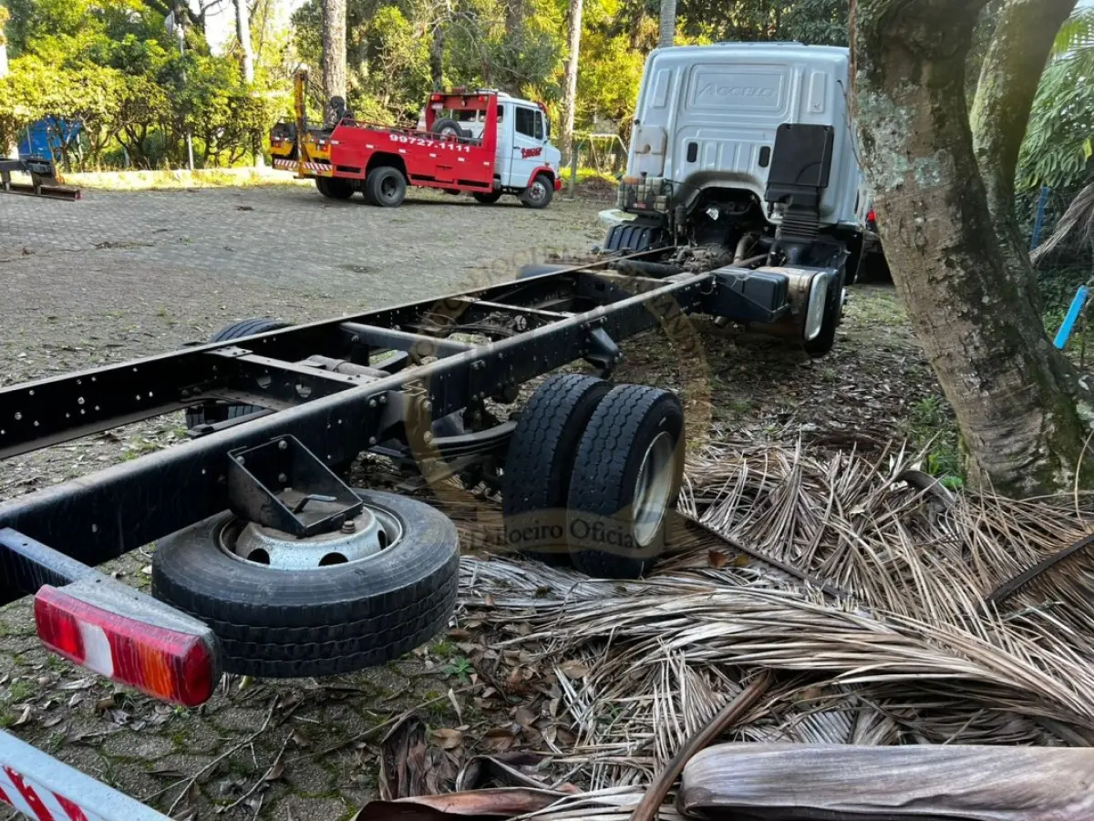 LOTE 001B - Caminhão M.Benz/Accelo 1016 CE, diesel, cor branca, carroceria fechada/cabine estendida, fabricação/modelo 2021/2022 (sem chave)