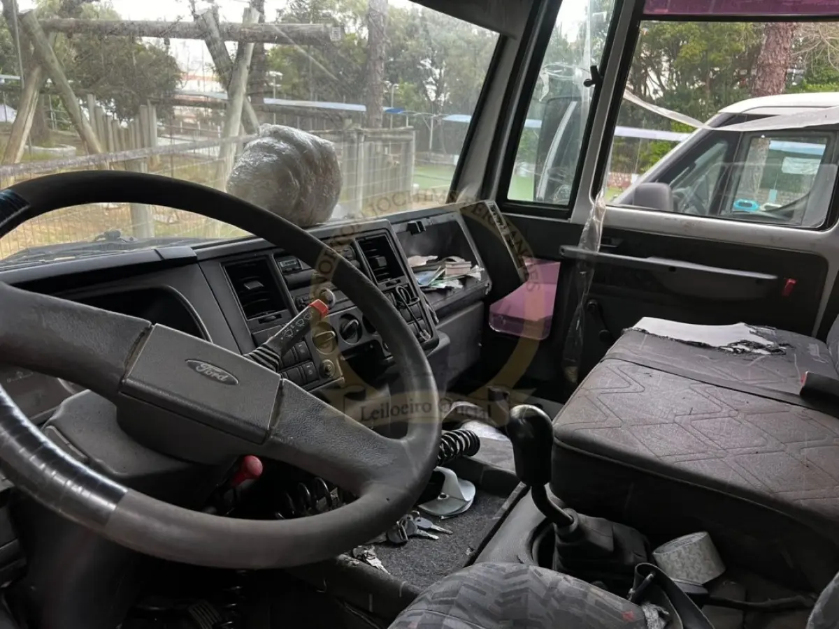 LOTE 006 - Caminhão Ford/Cargo 816 816 S, diesel, cor branca, carroceria fechada, fabricação/modelo 2013/2013 (sem chave)