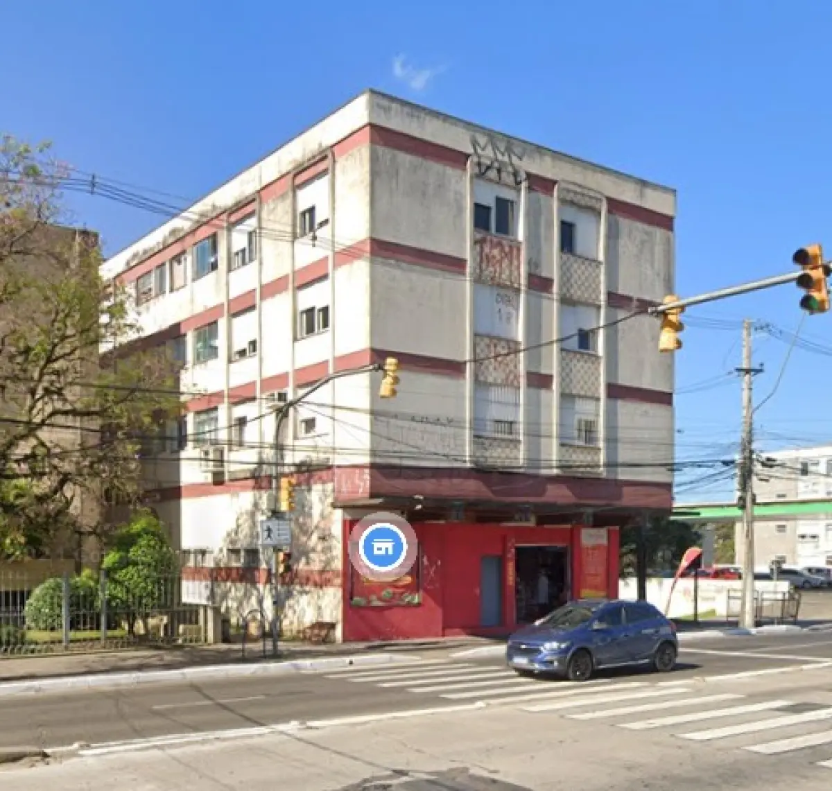 LOTE 000 - 	Um prédio de esquina, situado na Avenida Bento Gonçalves, nº 1820 e 1828, na esquina com a R. Veríssimo Rosa