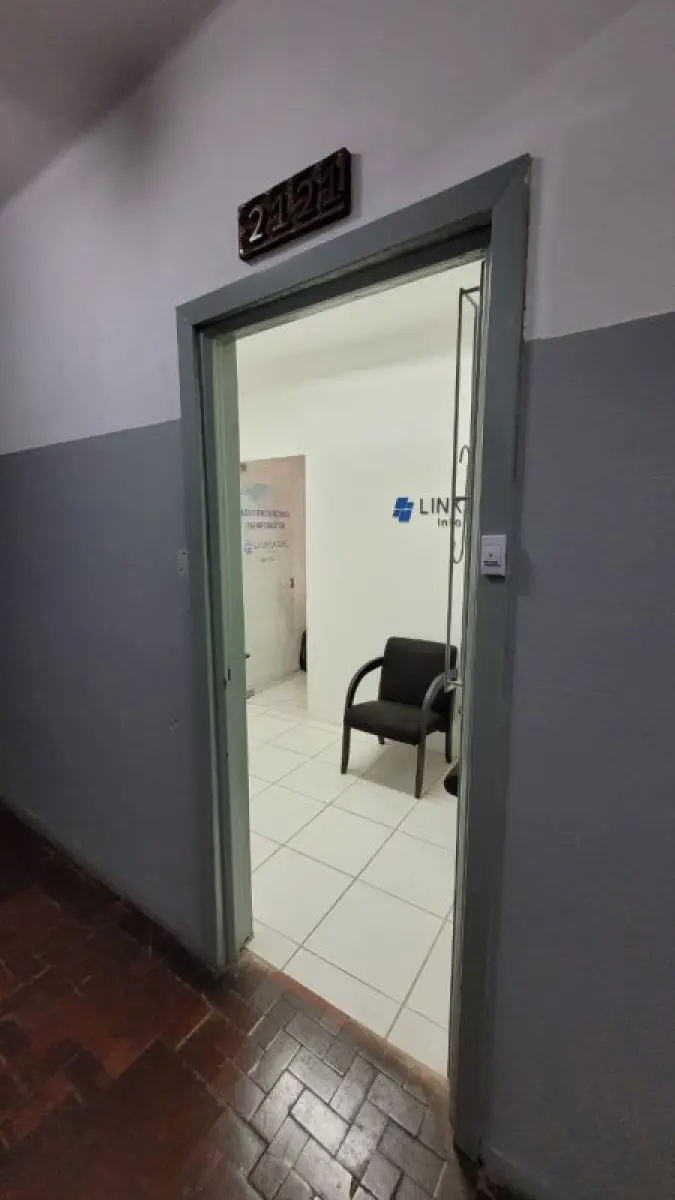 LOTE 000 - O imóvel nº 2.121, do Edifício Galeria Nossa Senhora do Rosário, localizado na Rua Vigário José Inácio, nº 371, e pela Rua Marechal Floriano o nº 38 com a área total de 31,51m², e área própria de 23,76m²