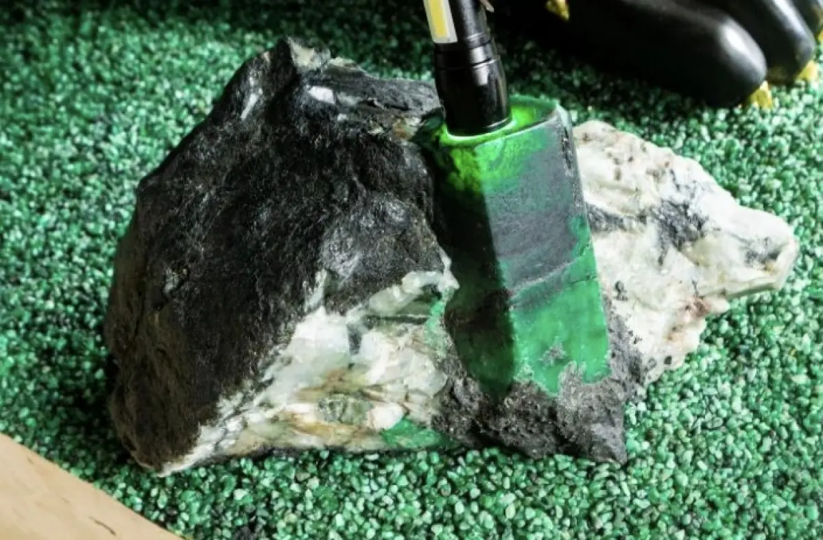 LOTE 001 - ESCULTURA PANTERA EM XISTO E ESMERALDA