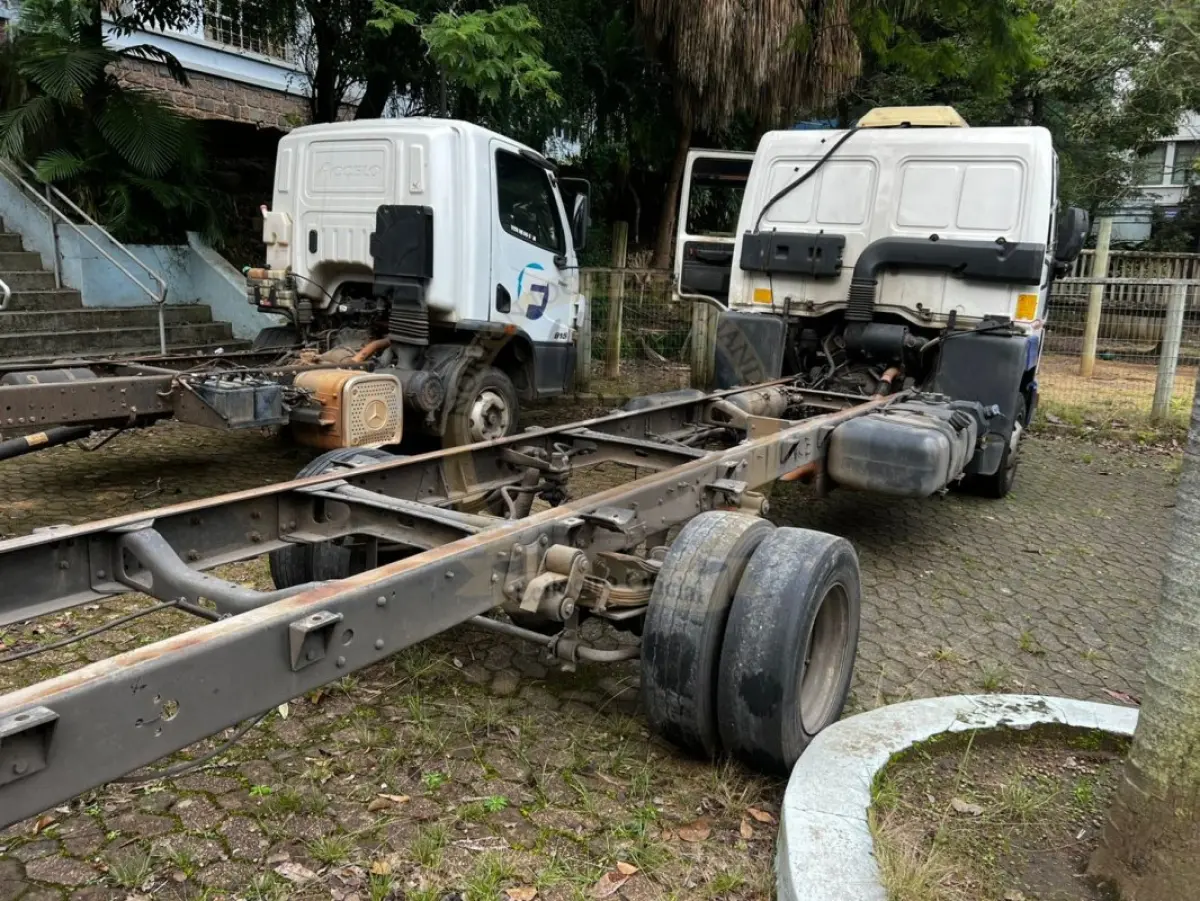 LOTE 006 - Caminhão Ford/Cargo 816 816 S, diesel, cor branca, carroceria fechada, fabricação/modelo 2013/2013 (sem chave)