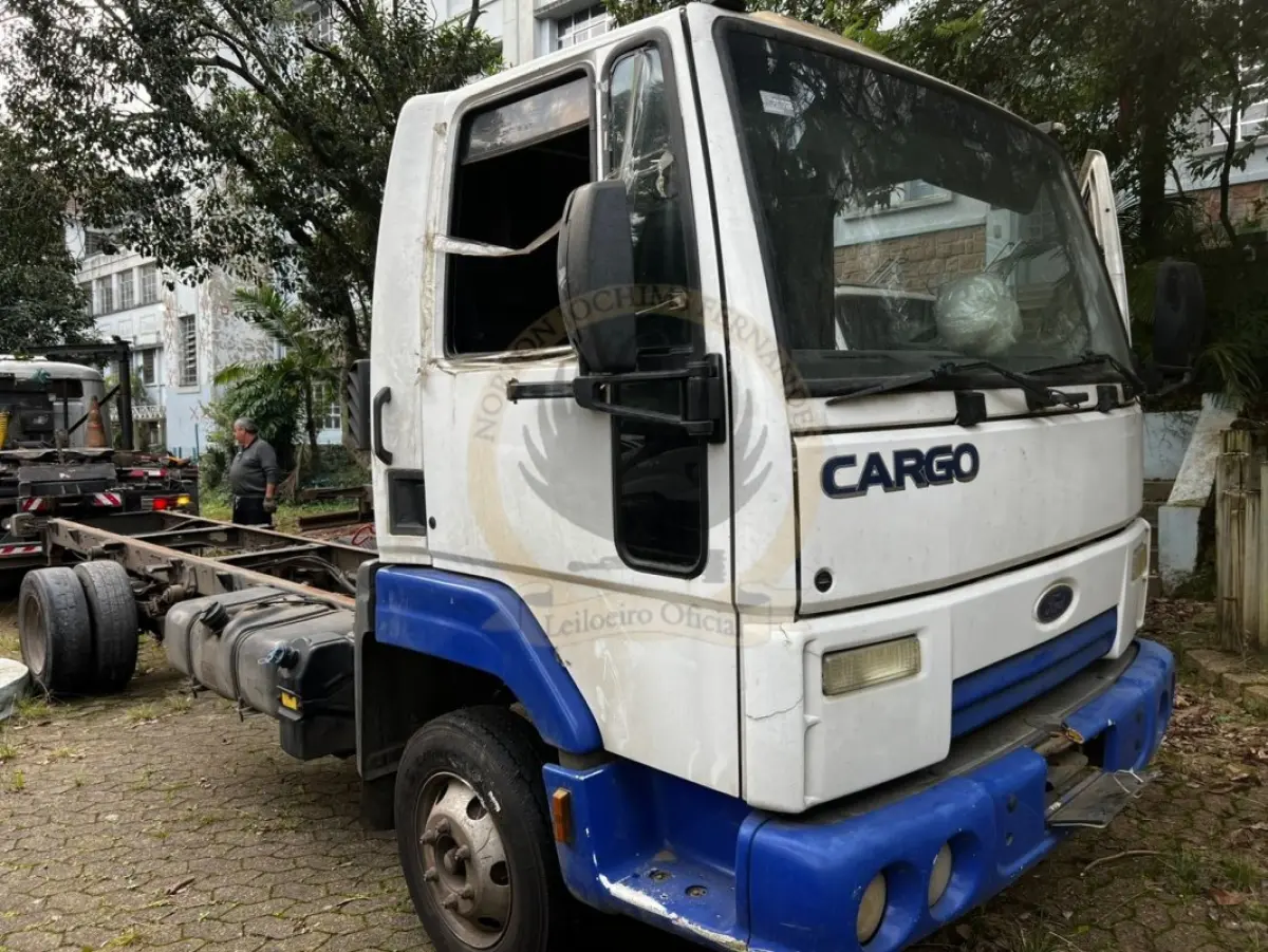 LOTE 006 - Caminhão Ford/Cargo 816 816 S, diesel, cor branca, carroceria fechada, fabricação/modelo 2013/2013 (sem chave)