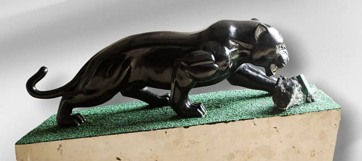 LOTE 001 - ESCULTURA PANTERA EM XISTO E ESMERALDA