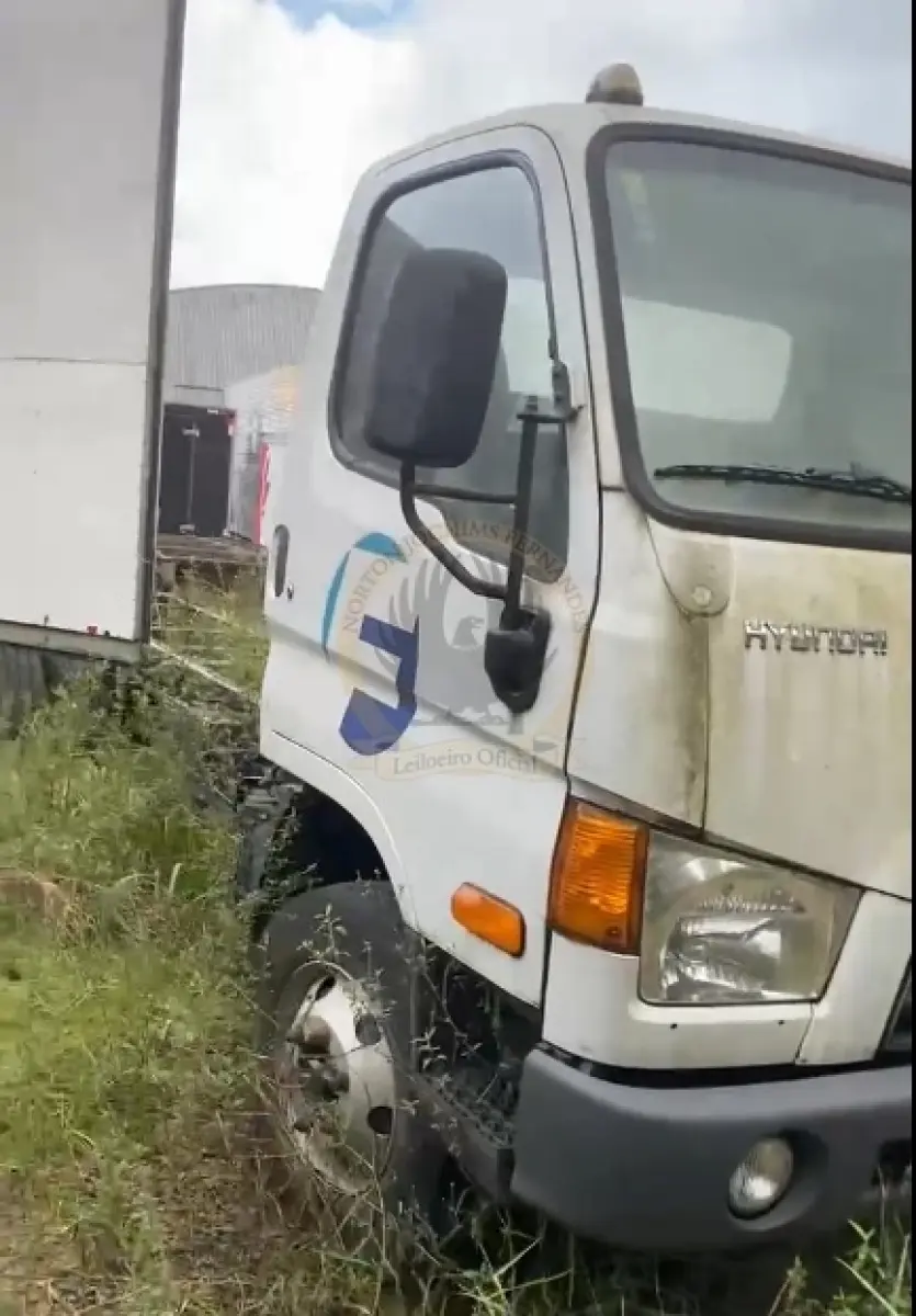 LOTE 008 - Caminhão Hyundai HD 80, fabricação/modelo 2021/2022, diesel, cor branca, carroceria fechada (sem chave)