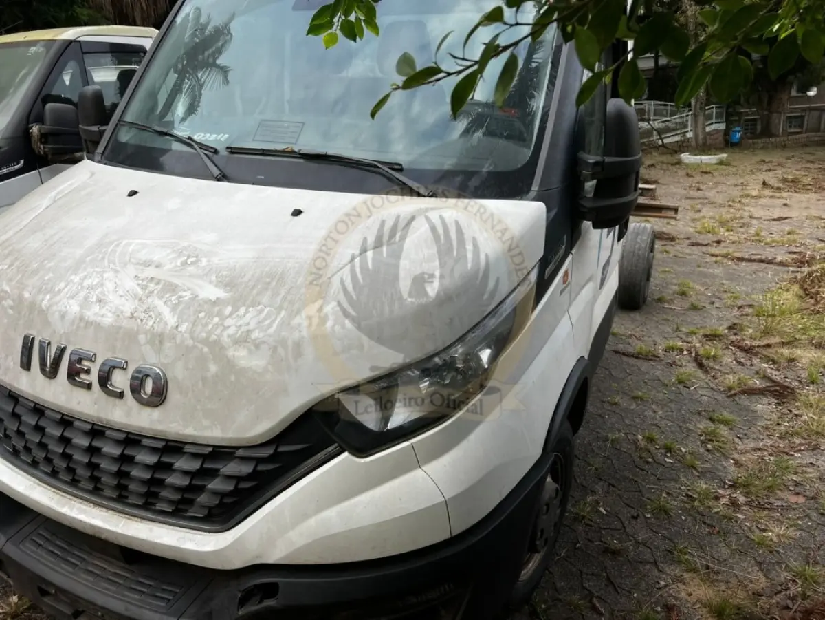LOTE 004 - Caminhão Iveco/Daily 45-170CS, diesel, cor branca, carroceria fechada, fabricação/modelo 2021/2022