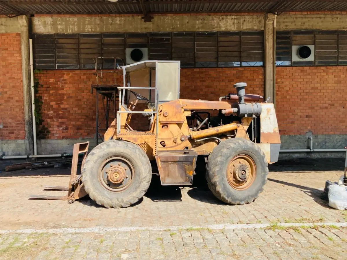 LOTE 005 - Carregadeira