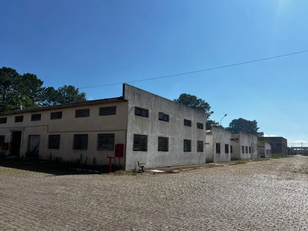 LOTE 001 - Uma área de terras com 39.353,50m² - Uma fração de terras, situada à margem da BR-116 com 77.925m²
