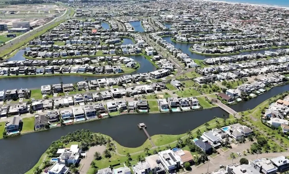 LOTE 001 - 2 TERRENOS COM CONSTRUÇÕES – COND. ENSEADA XANGRILA-RS     C84 5 C85