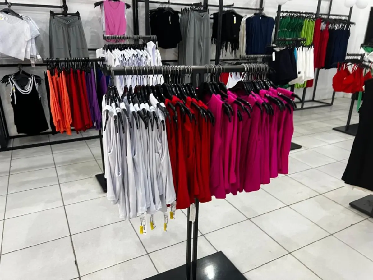 LOTE 004 - Roupas, moveis, eletrônicos