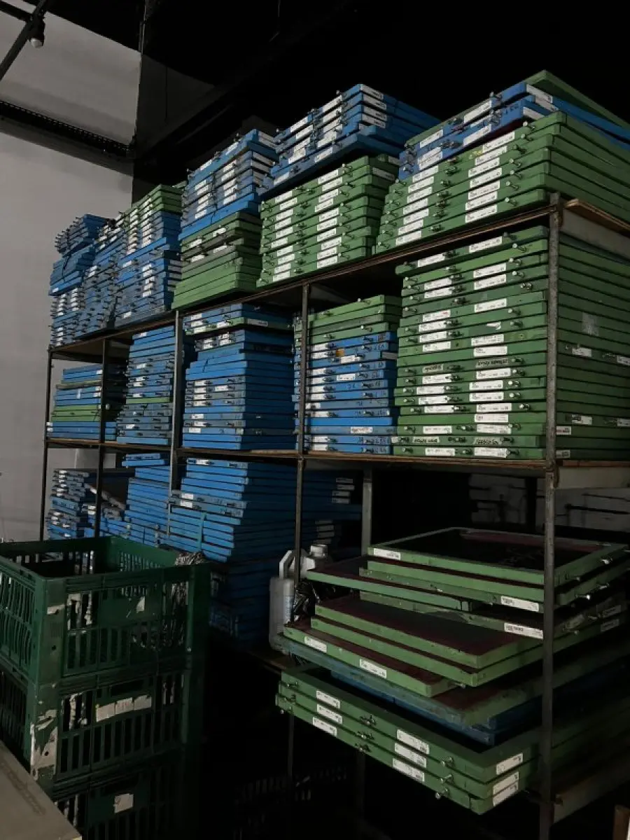 LOTE 003 - Lote de moveis, roupas