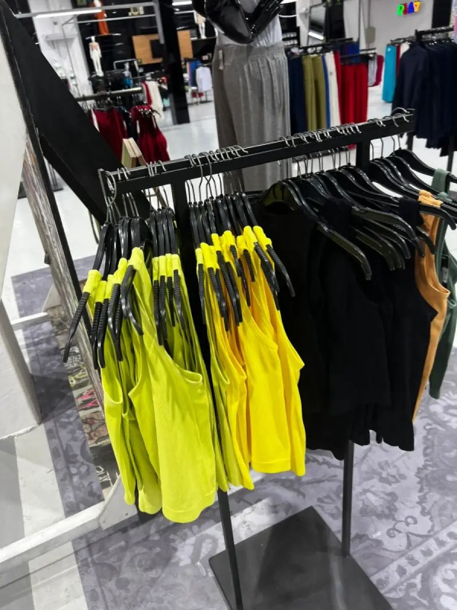 LOTE 003 - Lote de moveis, roupas