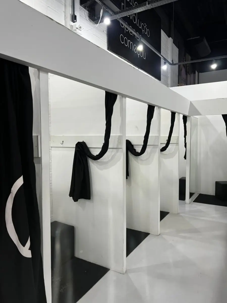 LOTE 003 - Lote de moveis, roupas