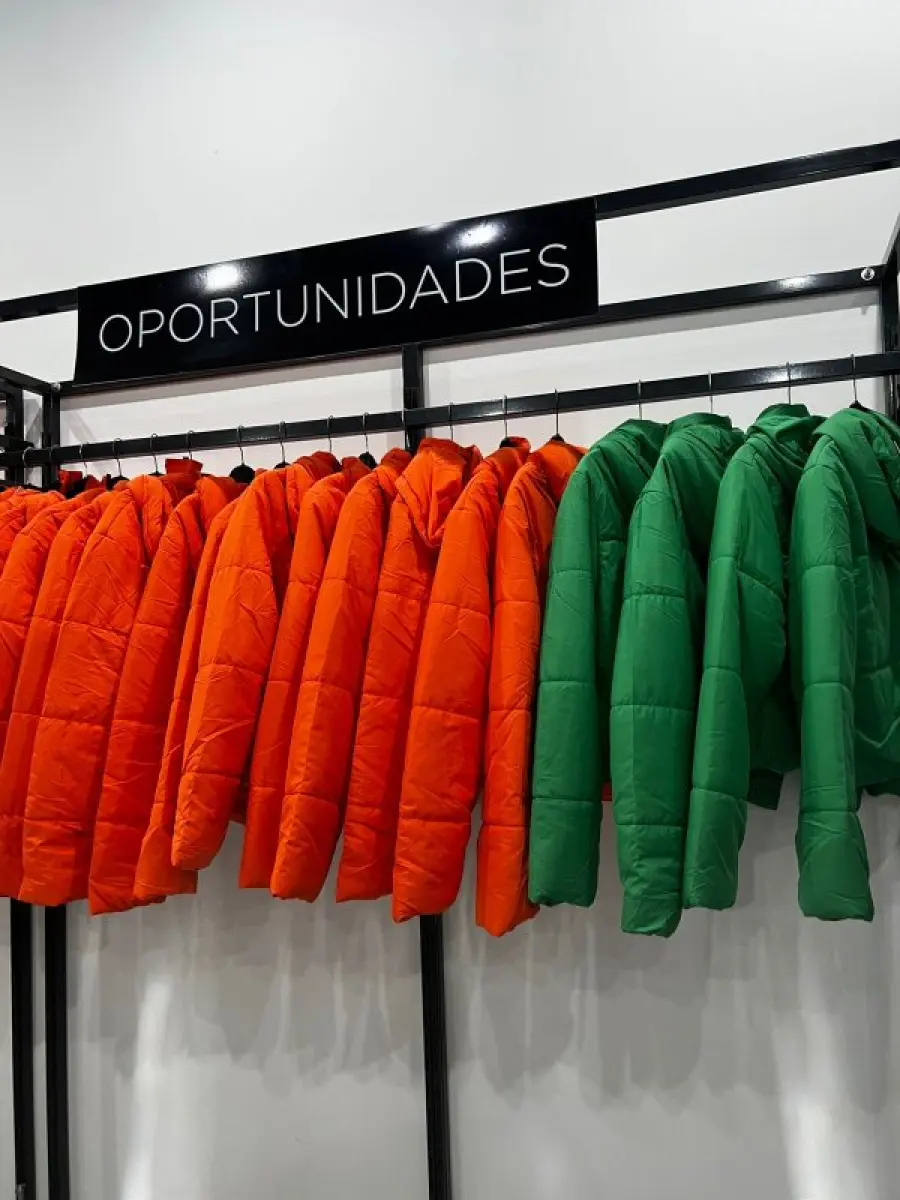 LOTE 003 - Lote de moveis, roupas