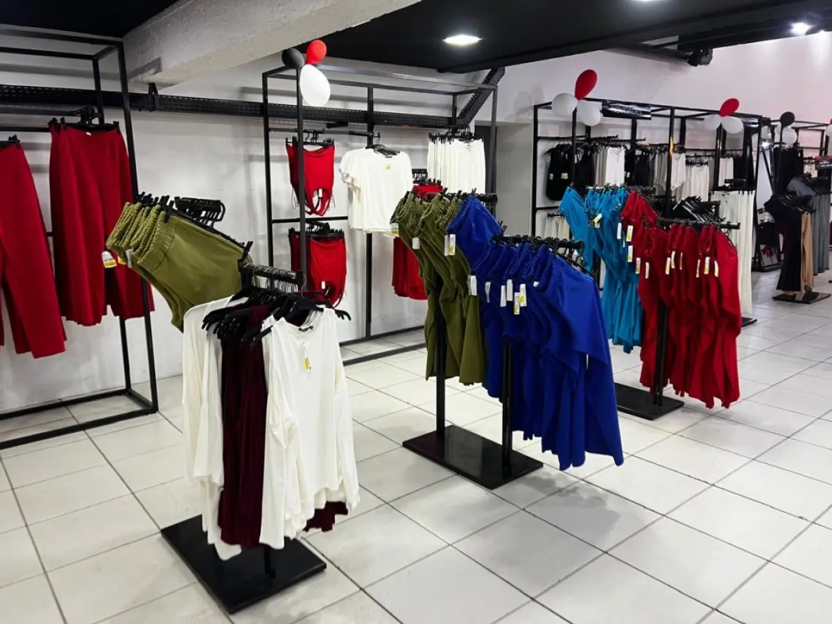 LOTE 004 - Roupas, moveis, eletrônicos