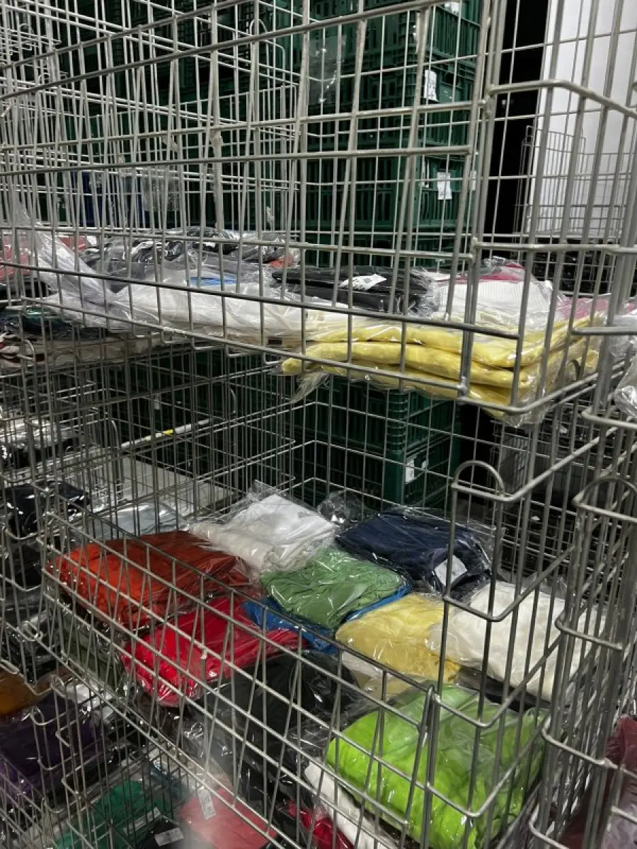 LOTE 003 - Lote de moveis, roupas