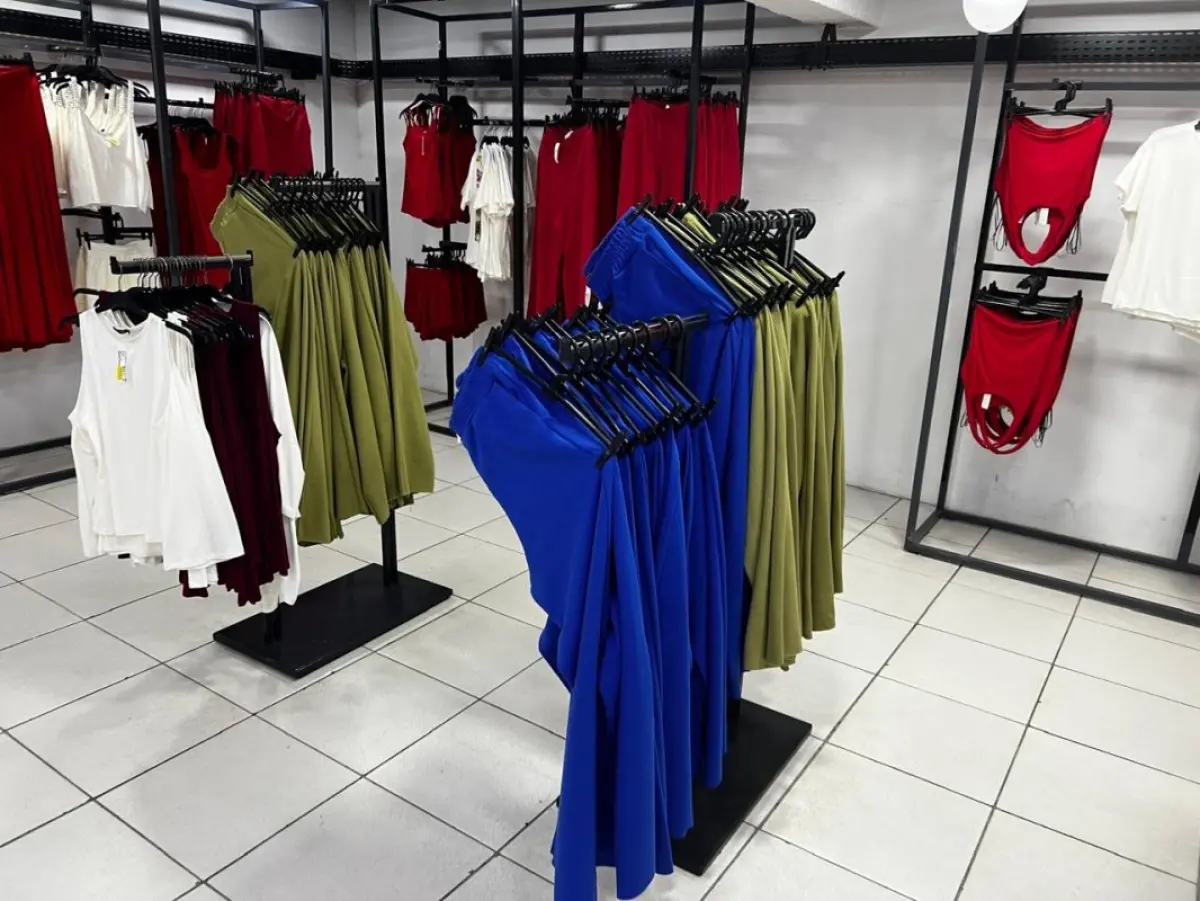 LOTE 004 - Roupas, moveis, eletrônicos