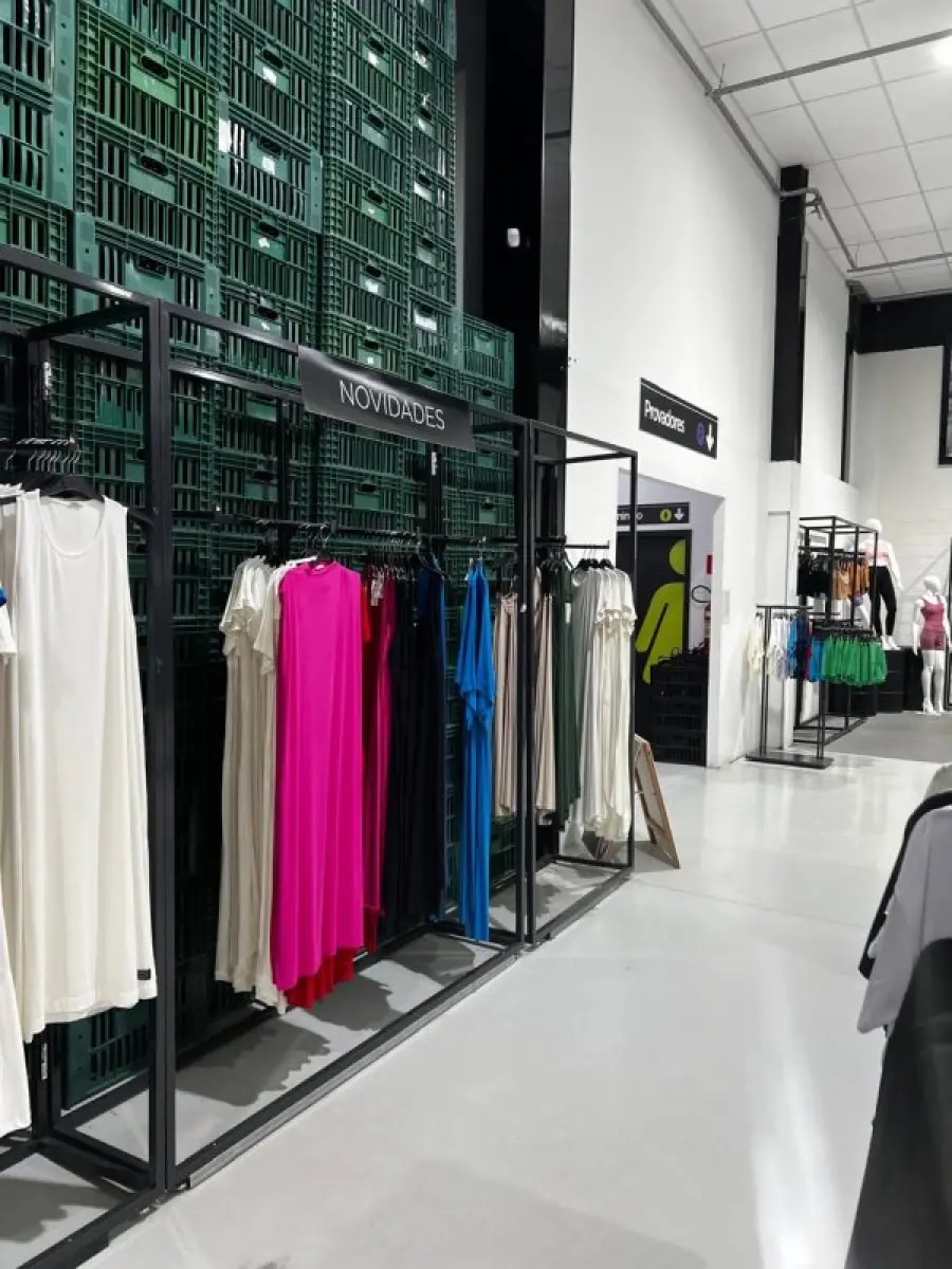 LOTE 003 - Lote de moveis, roupas