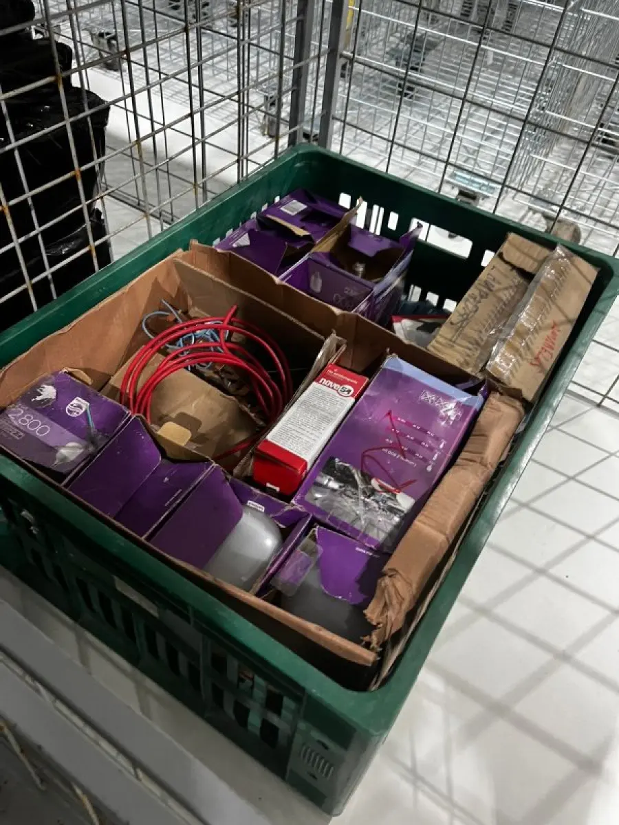 LOTE 003 - Lote de moveis, roupas