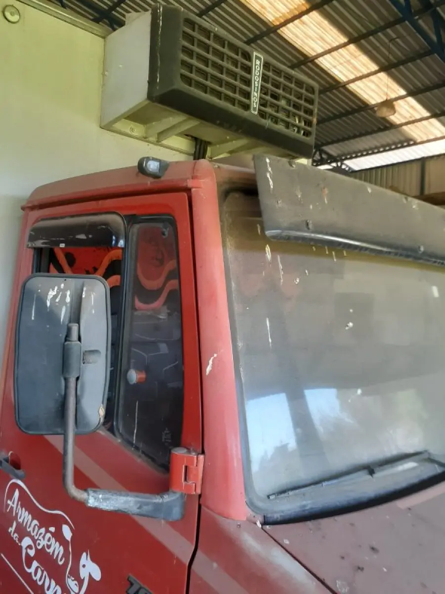 LOTE 001 - Mercedes Benz 709, ano 1991/1992, vermelho c/baú frigorifico