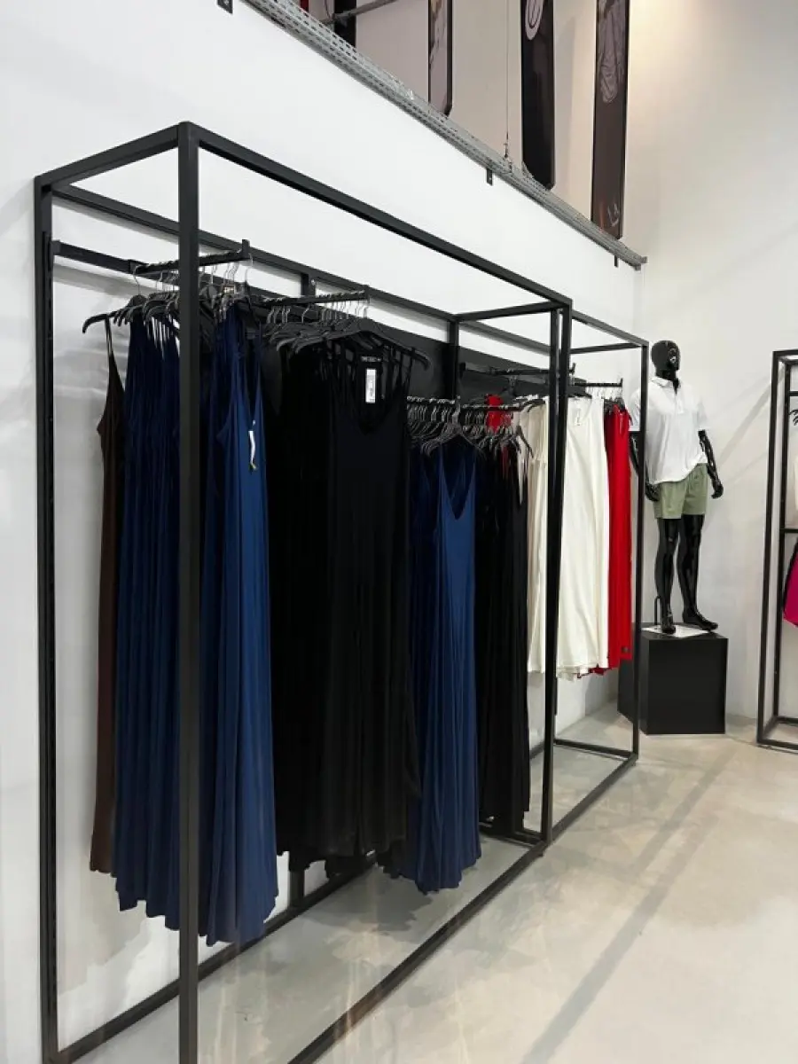 LOTE 003 - Lote de moveis, roupas