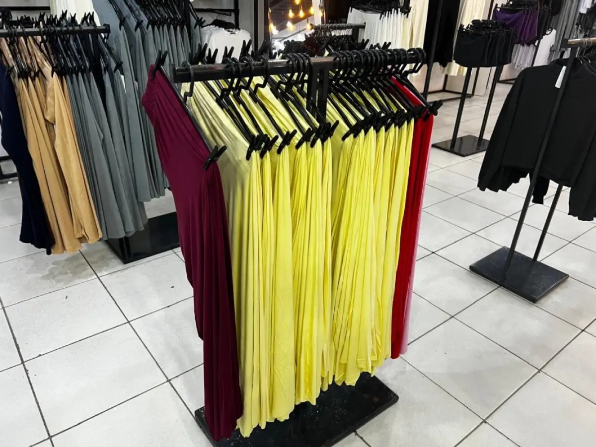 LOTE 004 - Roupas, moveis, eletrônicos