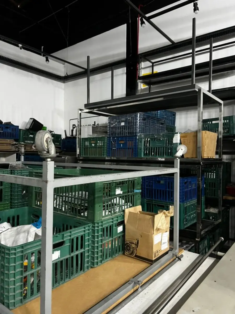 LOTE 003 - Lote de moveis, roupas