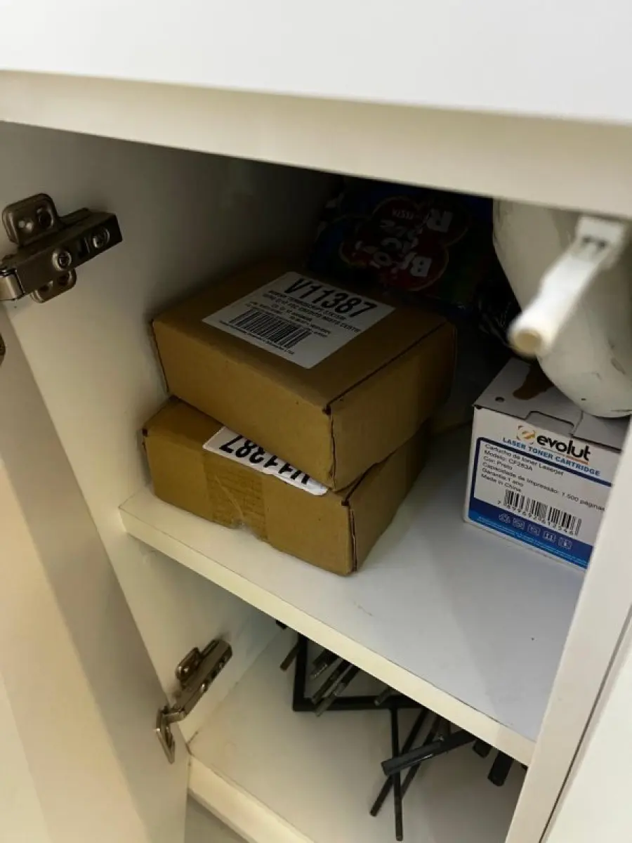 LOTE 003 - Lote de moveis, roupas