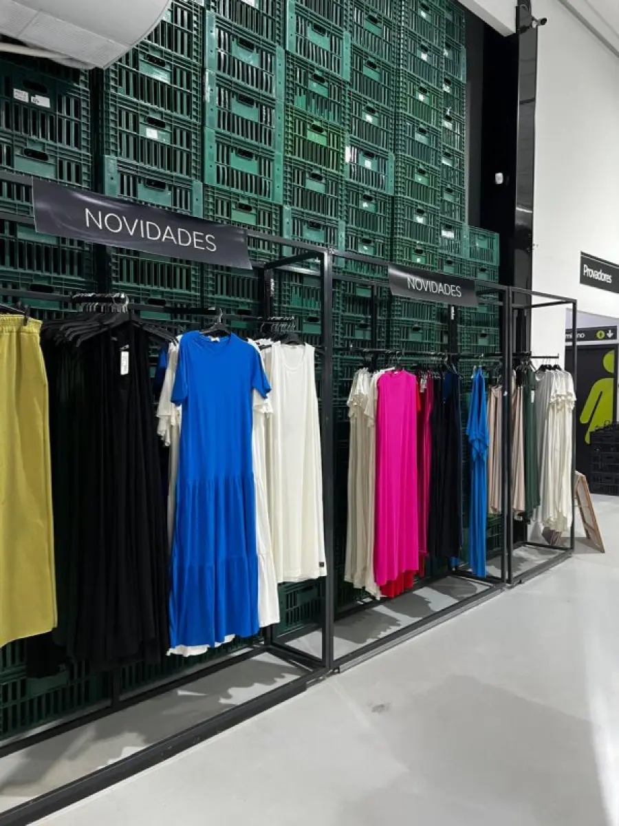 LOTE 003 - Lote de moveis, roupas