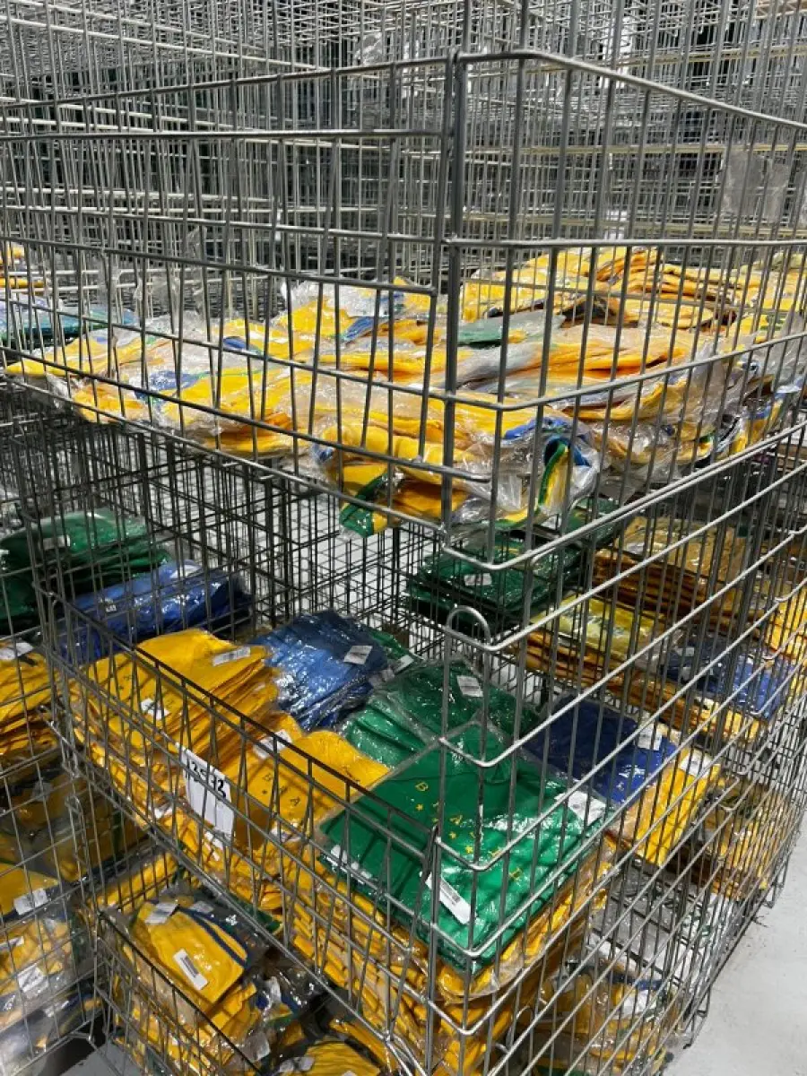 LOTE 001 - Lote englobado - CAMINHÃO MERCEDES-BENZ ATEGO 11/12; FURGÃO MERCEDES-BENZ SPRINTER 14/15 BENS MÓVEIS DIVERSOS – ITENS PARA LOJAS