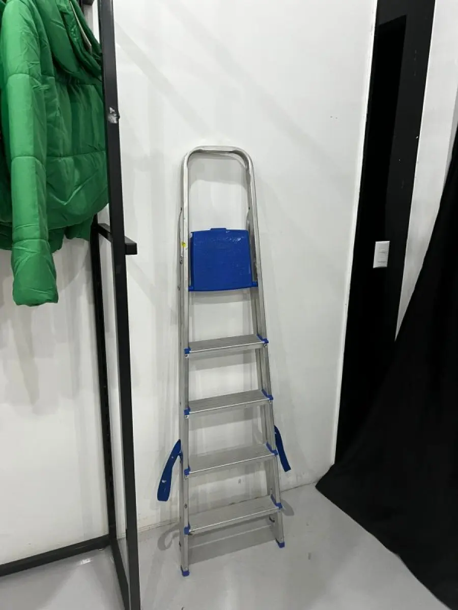 LOTE 003 - Lote de moveis, roupas