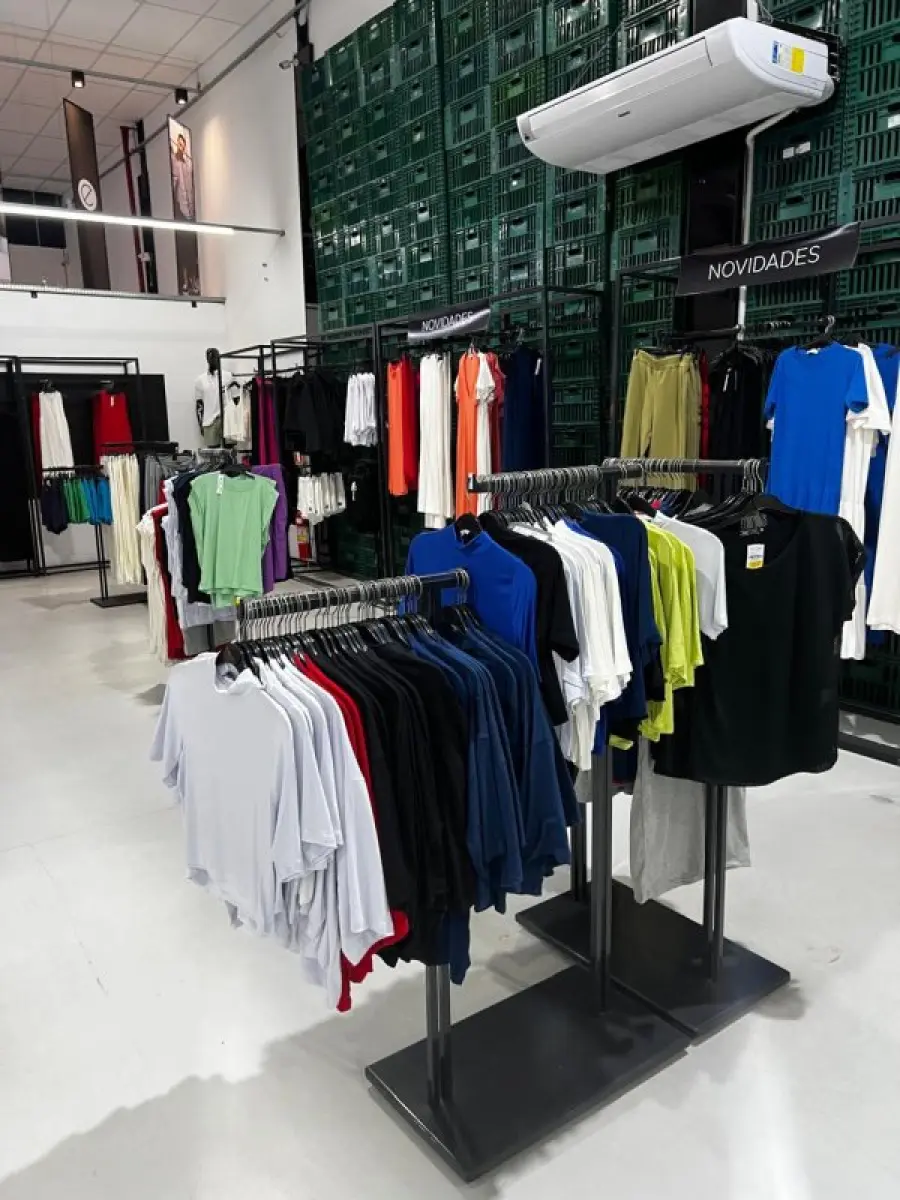 LOTE 003 - Lote de moveis, roupas