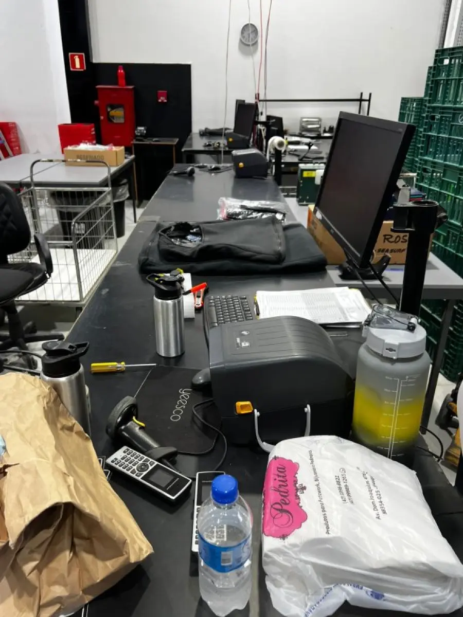 LOTE 003 - Lote de moveis, roupas