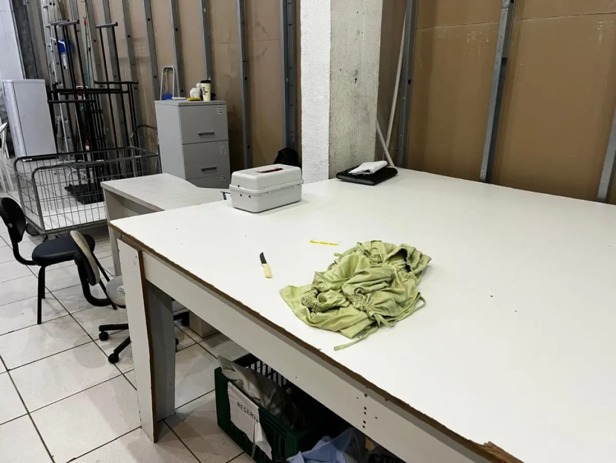 LOTE 004 - Roupas, moveis, eletrônicos