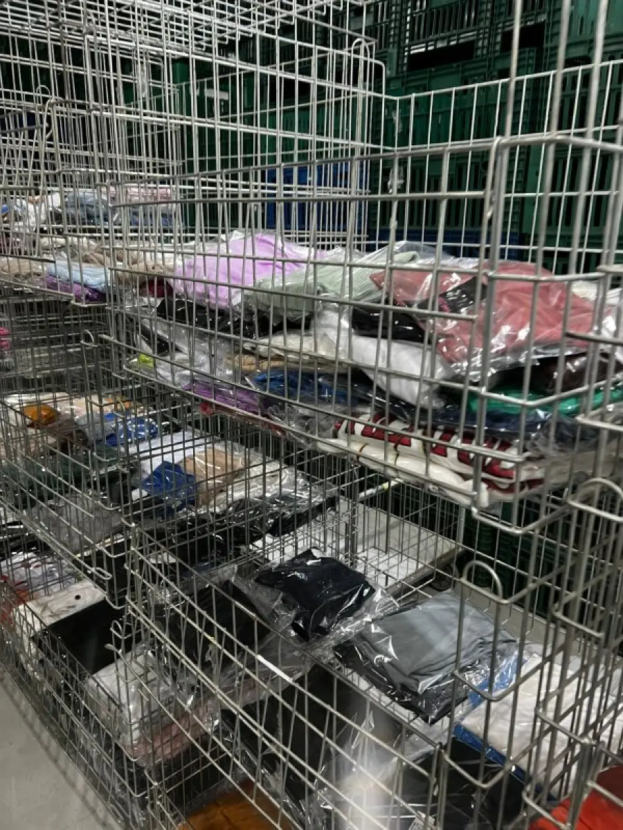 LOTE 001 - Lote englobado - CAMINHÃO MERCEDES-BENZ ATEGO 11/12; FURGÃO MERCEDES-BENZ SPRINTER 14/15 BENS MÓVEIS DIVERSOS – ITENS PARA LOJAS