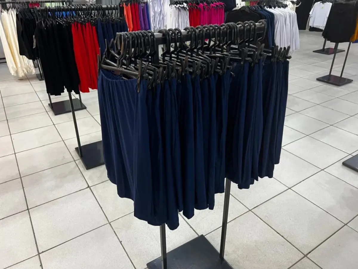 LOTE 004 - Roupas, moveis, eletrônicos