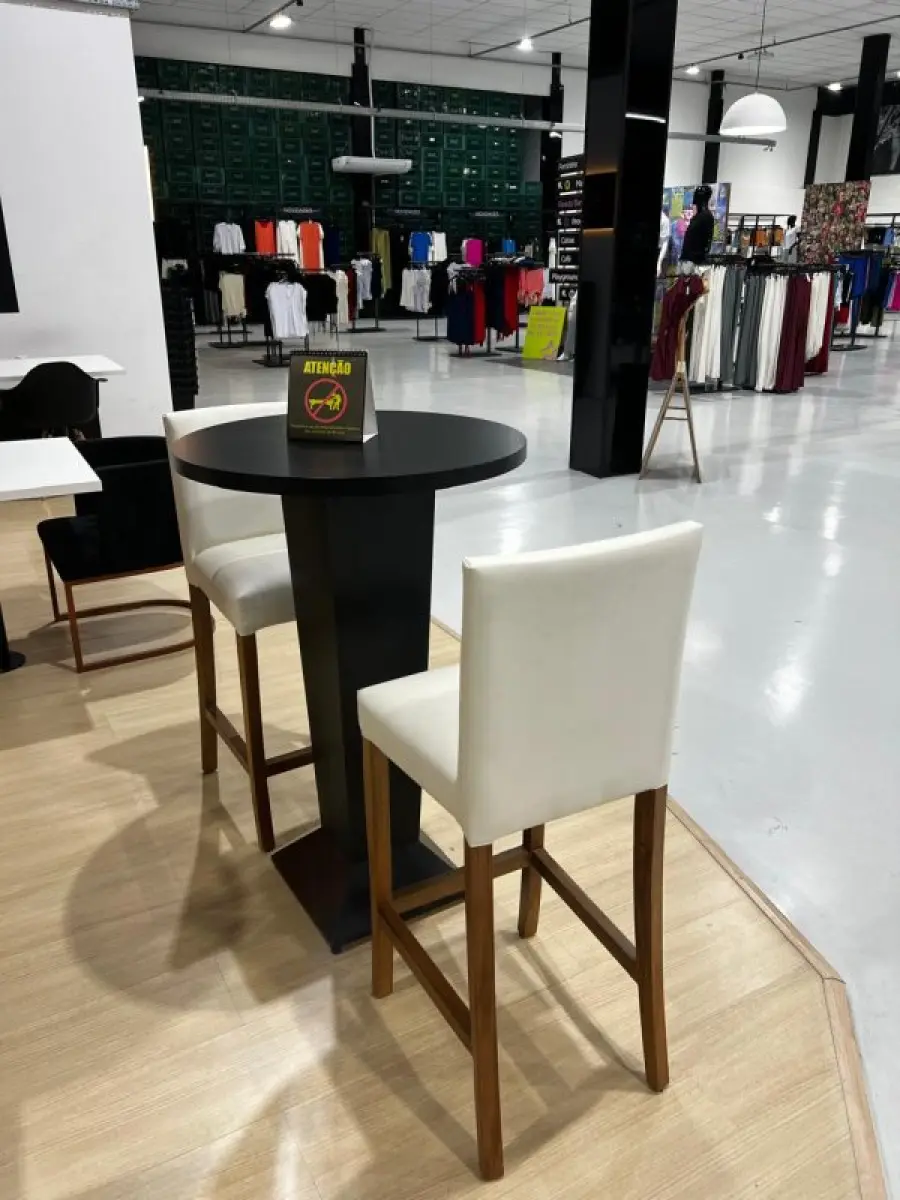 LOTE 003 - Lote de moveis, roupas