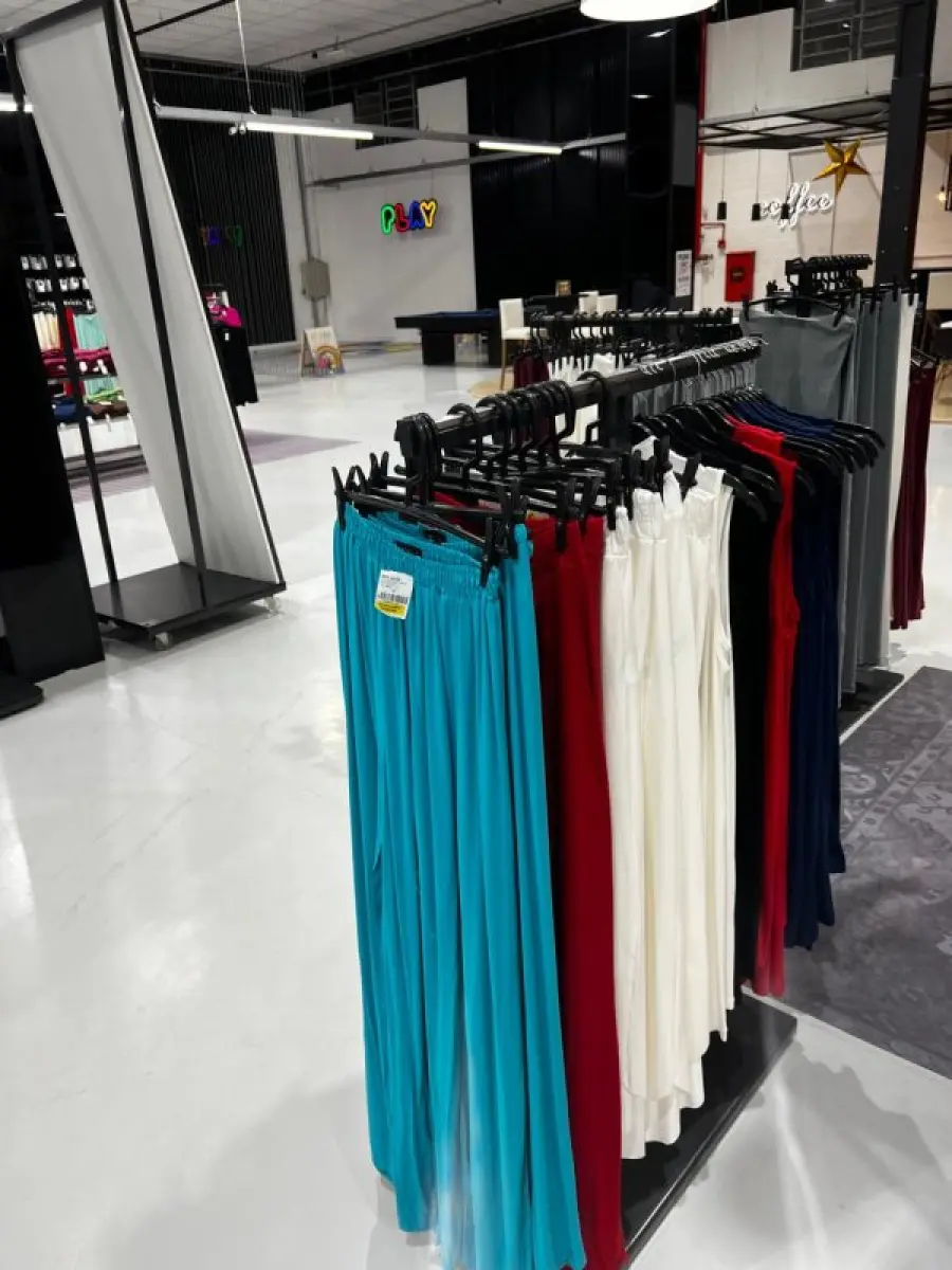 LOTE 003 - Lote de moveis, roupas