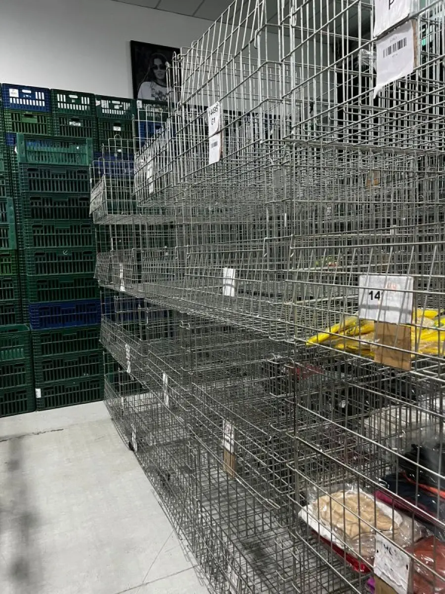 LOTE 001 - Lote englobado - CAMINHÃO MERCEDES-BENZ ATEGO 11/12; FURGÃO MERCEDES-BENZ SPRINTER 14/15 BENS MÓVEIS DIVERSOS – ITENS PARA LOJAS