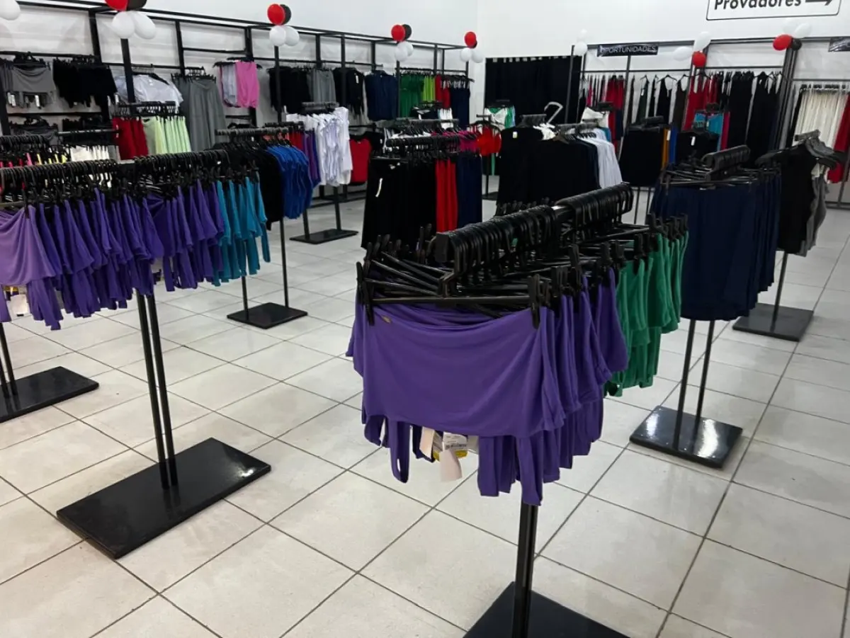 LOTE 004 - Roupas, moveis, eletrônicos